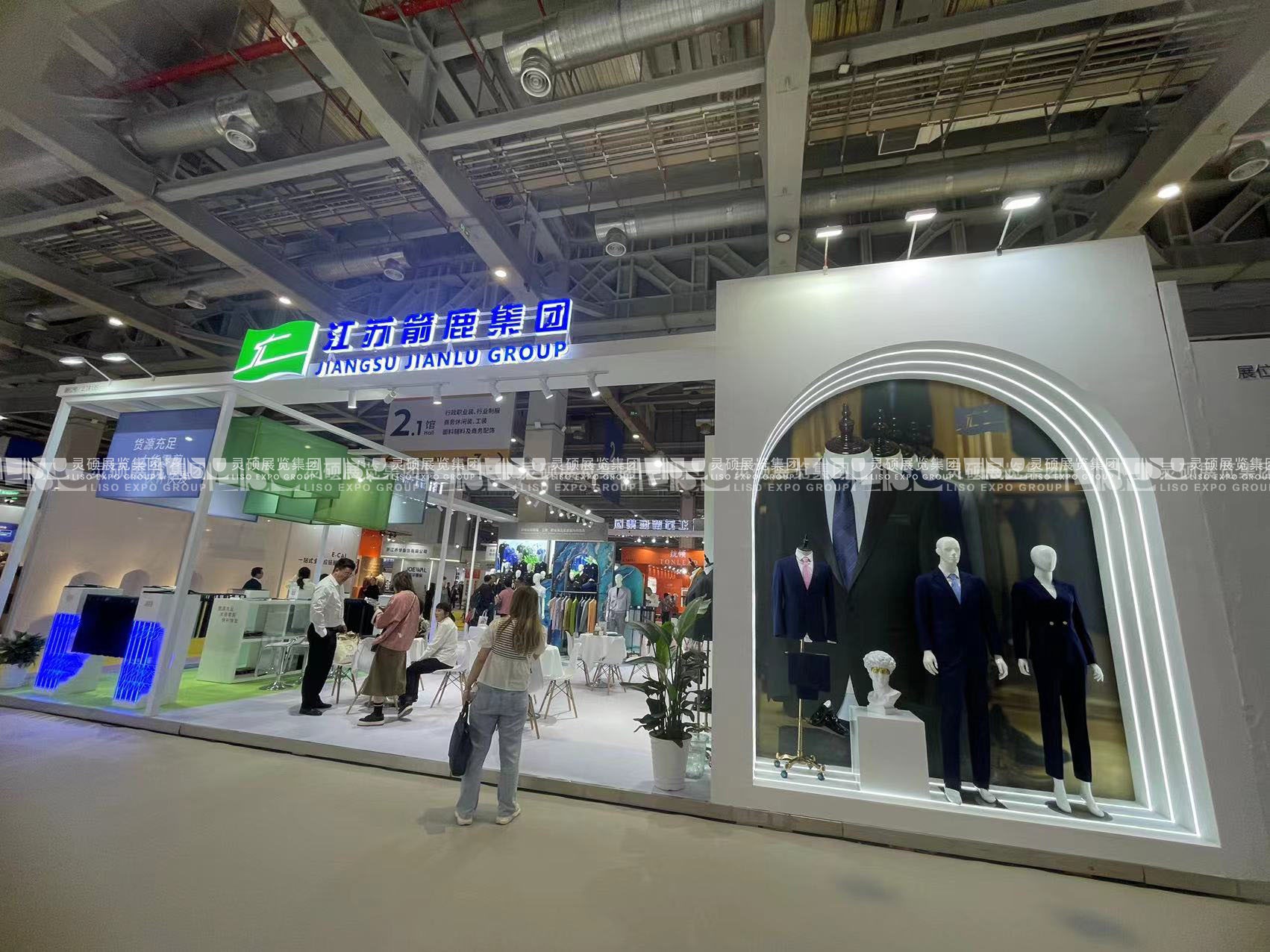 校服展展臺(tái)搭建案例-箭鹿集團(tuán)