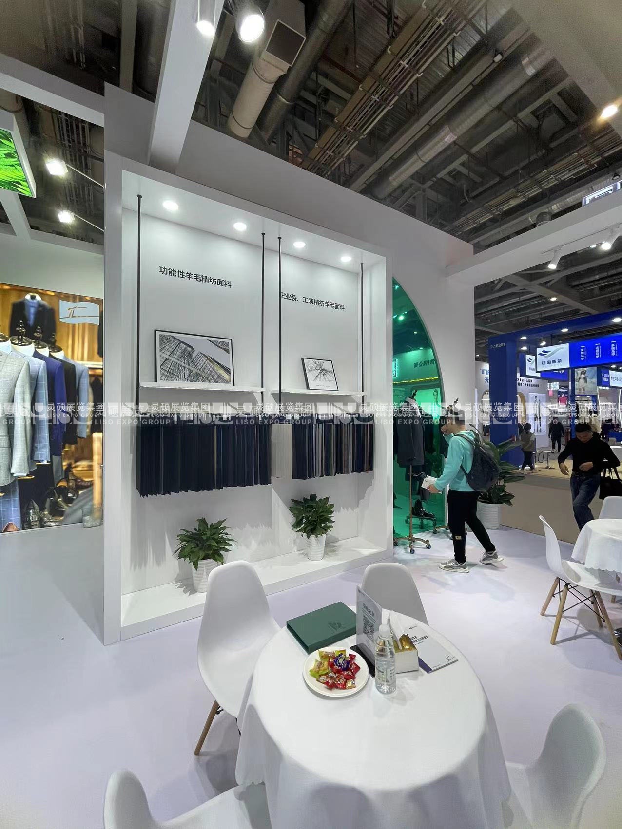 校服展展臺(tái)搭建案例-箭鹿集團(tuán)