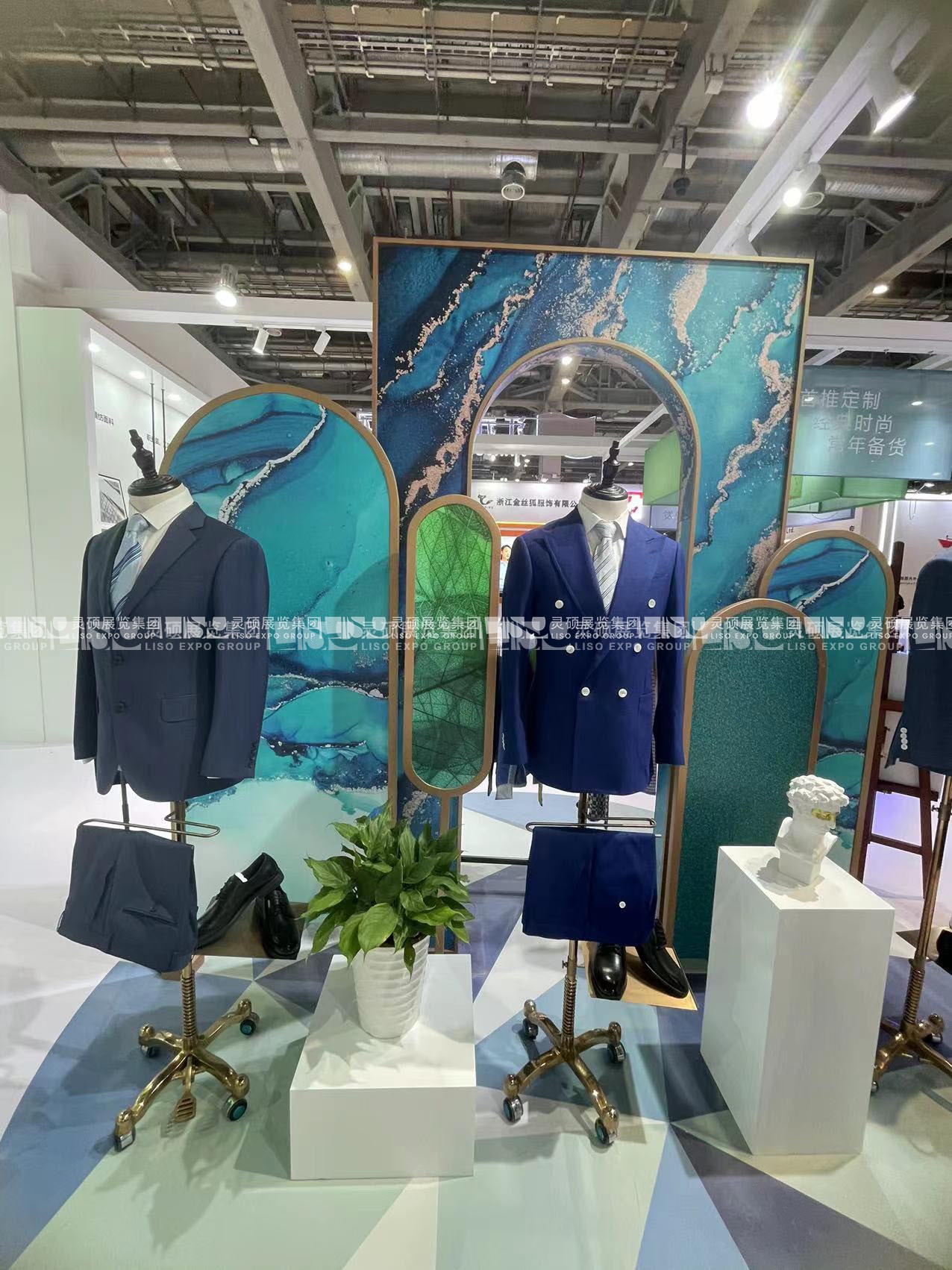 校服展展臺(tái)搭建案例-箭鹿集團(tuán)