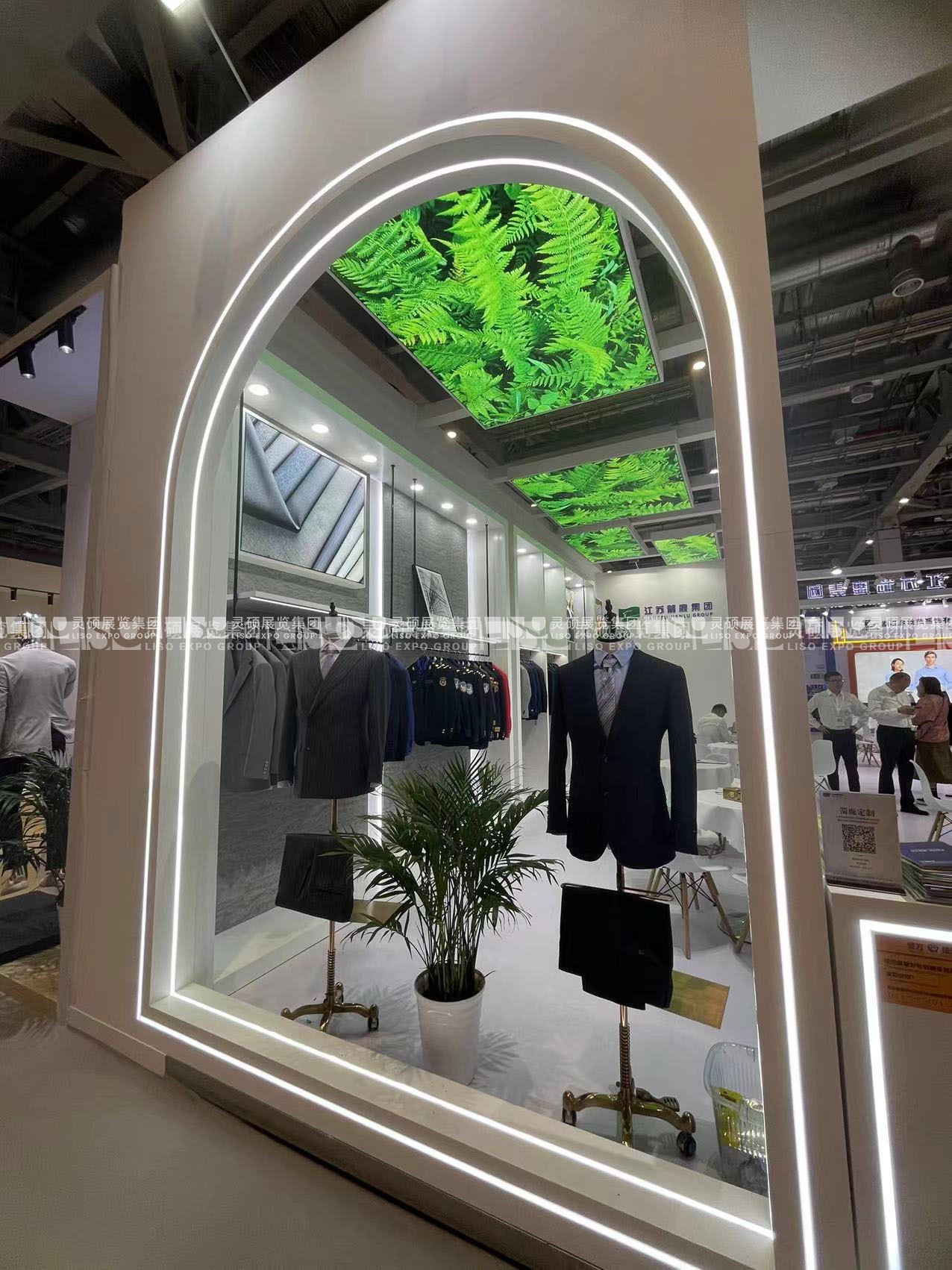 校服展展臺(tái)搭建案例-箭鹿集團(tuán)